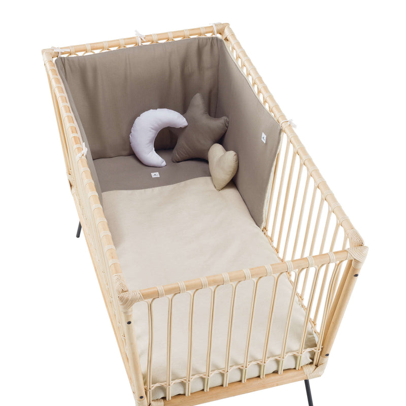 Cuna den rattan para bebés con colchón color arena