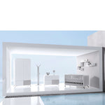 Habitación gris con estantería blanca y mobiliario de acero y madera maciza