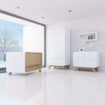 Habitación con armario Kurve grande (110cm) de color blanco con patas de madera