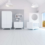 Habitación luminosa para bebé de color blanco con armario aparador y maxicuna