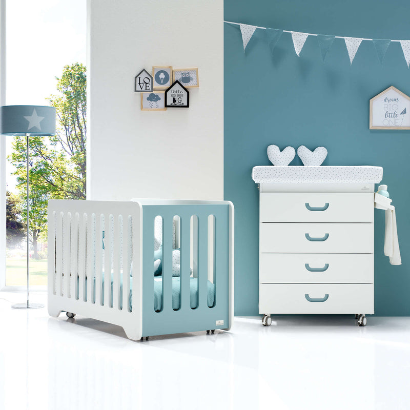 Habitación de bebé con cuna y mobiliario de Alondra en color azul